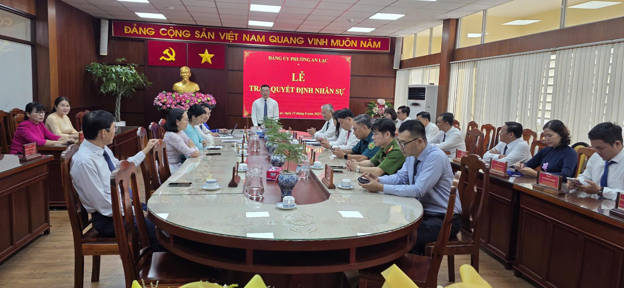 Lễ Công Bố Trao Quyết Định Của Ban Thường Vụ Thành Ủy Về Công Tác Cán Bộ - 10